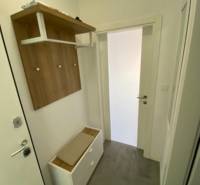☀NOVALJA (HR) - apartmán s pekným výhľadom na more  - Chodba 2-izbového bytu s vešiakom, botníkom a bielymi stenami.