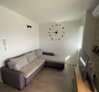 ☀NOVALJA (HR) - apartmán s pekným výhľadom na more  - Obývačka v 2-izbovom byte s pohovkou, televízorom a nástennými hodinami.