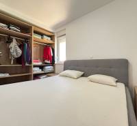 ☀NOVALJA (HR) - apartmán s pekným výhľadom na more  - Spálňa s manželskou posteľou a šatníkom v 2-izbovom byte.