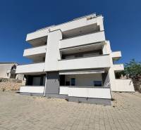 ☀NOVALJA (HR) - apartmán s pekným výhľadom na more  - Biela budova s terasami v Novalji, vhodná pre 2-izbové byty.