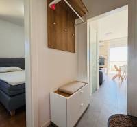 ☀NOVALJA (HR) - apartmán s pekným výhľadom na more  - Chodba vedúca do spálne a obývačky v 2-izbovom byte so svetlým nábytkom.