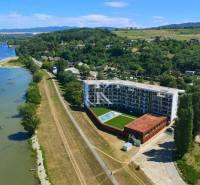2 i  apartmán s predzáhradkou, šatníkmi, kobkou, Banka - Piešťany - Letecký pohľad na 3-izbový byt pri rieke v meste Banka.
