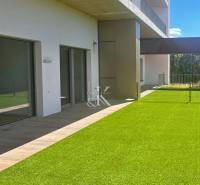 2 i  apartmán s predzáhradkou, šatníkmi, kobkou, Banka - Piešťany - Terasa s umelým trávnikom a posuvnými dverami Rekreačného apartmánu v Banke.