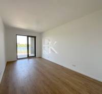2 i  apartmán s predzáhradkou, šatníkmi, kobkou, Banka - Piešťany - Priestranná izba v 2-izbovom byte s drevenou podlahou a francúzskym oknom.