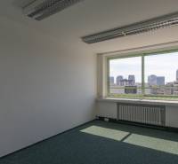 Klimatizované kancelárie v centre mesta na SNP ulici  - Prázdna kancelária s výhľadom na panorámu mesta cez veľké okno.
