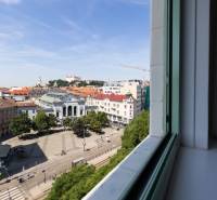 Klimatizované kancelárie v centre mesta na SNP ulici  - Výhľad z kancelárií na Bratislava - Staré Mesto, Námestie SNP, s historickými budovami.