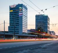 Moderné kancelárske priestory vo Westend Tower - Večerný pohľad na budovy kanelárií v Bratislave - Karlovej Vsi na Dúbravskej ceste.