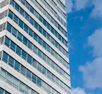 Moderné kancelárske priestory vo Westend Tower - Budova s presklenými oknami a modrou oblohou, Bratislava - Karlova Ves, Dúbravská cesta, kancelárie.