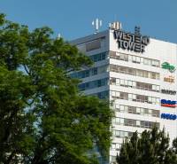 Moderné kancelárske priestory vo Westend Tower - Budova Westend Tower medzi stromami na Dúbravskej ceste v Bratislave - Karlovej Vsi.
