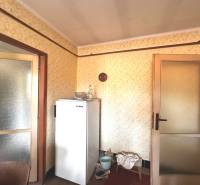 PREDAJ 3 izbový byt, Jarná ulica - Interiér 3-izbového bytu s chladničkou a dverami so sklenenými panelmi.