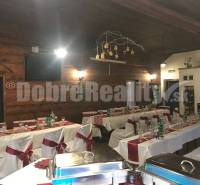Reštaurácia Villa Negra Dvory nad Žitavou - Rustikálne zariadené gastro priestory s dekoráciami a prestieraním v červeno-bielej farbe.