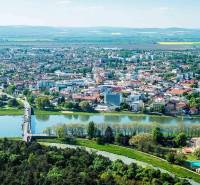 SÚRNE HĽADÁME DVA 1-izbové byty pre našich klientov - PIEŠŤANY - Letecký pohľad na Piešťany s ponukou na 1-izbový byt.