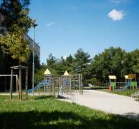 NOVOREKONŠTRUOVANÝ 2 - IZBOVÝ BYT , UL. LOMONOSOVOVA, TERASA - Detské ihrisko obklopené zeleňou a panelákmi, Košice - mestská časť Juh.
