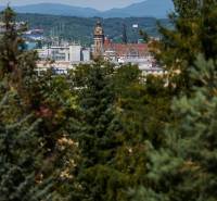 NOVOREKONŠTRUOVANÝ 2 - IZBOVÝ BYT , UL. LOMONOSOVOVA, TERASA - Panoráma Košíc s pohľadom na historické budovy obklopené zeleňou a horami v pozadí.