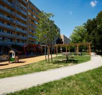 NOVOREKONŠTRUOVANÝ 2 - IZBOVÝ BYT , UL. LOMONOSOVOVA, TERASA - Ihrisko s bytovým domom v Košiciach - mestskej časti Juh, obklopené zeleňou a chodníkom.