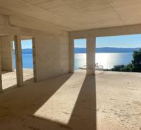 CHORVÁTSKO - Vila s nádherným výhľadom na more - OMIŠ, DUČE - Vila s výhľadom na more a nedokončenou architektúrou v Dući.