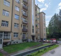 Priestranný 3 a pol izbový byt v Novom Smokovci - Päťposchodový bytový dom vo Vysokých Tatrách s prístupovou cestou a parkovaním.