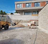 CHORVÁTSKO - Luxusná vila s bazénom (n.4) - VODICE - Stavenisko s rozostavanou vilou v meste Vodice, vidno stavebný stroj a materiál.