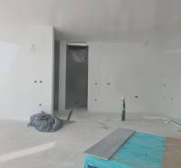 CHORVÁTSKO - Luxusná vila s bazénom (n.4) - VODICE - Rozostavaná miestnosť vo vile s bielymi stenami a neukončenou podlahou.