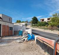 CHORVÁTSKO - Luxusná vila s bazénom (n.4) - VODICE - Stavebná plocha pri vile vo Vodiciach s cestou a okolitou zeleňou.