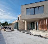 CHORVÁTSKO - Luxusná vila s bazénom (n.4) - VODICE - Vila vo Vodiciach počas stavebných prác s vonkajšími materiálmi a výhľadom na okolie.