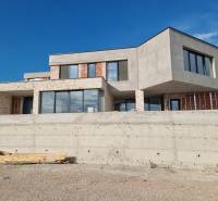 CHORVÁTSKO - Luxusná vila s bazénom (n.4) - VODICE - Exteriér vily vo Vodiciach s modernými oknami a surovým betónom.