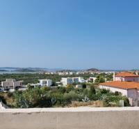 CHORVÁTSKO - Luxusná vila s bazénom (n.4) - VODICE - Výhľad z Vily vo Vodiciach na pobrežie s domami a zeleňou.