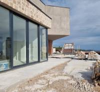 CHORVÁTSKO - Luxusná vila s bazénom (n.4) - VODICE - Stavba vily vo Vodiciach s presklenou stenou a staveniskom na pobreží.