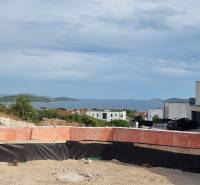 CHORVÁTSKO - Luxusná vila s bazénom (n.4) - VODICE - Stavebný pozemok s výhľadom na more, obklopený vilami vo Vodiciach.