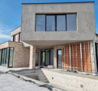 CHORVÁTSKO - Luxusná vila s bazénom (n.4) - VODICE - Nedokončená vila v meste Vodice s kamennými a tehlovými stenami, veľkými oknami a terasou.