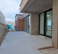 CHORVÁTSKO - Luxusná vila s bazénom (n.4) - VODICE - Rozostavaná terasa pri vile v meste Vodice s nedokončenou fasádou a sklom.