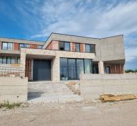 CHORVÁTSKO - Luxusná vila s bazénom (n.4) - VODICE - Nedokončená vila vo Vodiciach s veľkými sklenenými plochami a kamenným obkladom.
