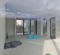 CHORVÁTSKO - Luxusná vila s bazénom (n.4) - VODICE - Priestranný interiér vily s veľkými oknami a pohľadom na exteriér.