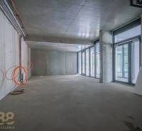  Na predaj – obchodné priestory v projekte Baťove rezidencie, Svit - Interiér obchodných priestorov s presklenou stenou, betónovým stropom a elektroinštaláciou.