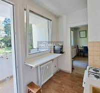 Predaj, trojizbový byt Bratislava Dúbravka, Lipského - Kuchyňa v 3-izbovom byte s výhľadom na balkón a okolitú zeleň.