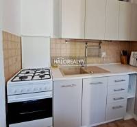 Predaj, trojizbový byt Bratislava Dúbravka, Lipského - Kuchyňa v 3-izbovom byte so sporákom a umývadlom.