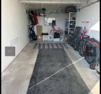 Ponúka na PREDAJ  zrekonštruovanú garáž vo výbo - Garáž obsahuje bicykle, kočíky a regály s úložným priestorom.