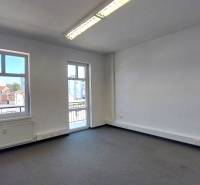 Prenájom kancelárie 70 m2 - Nám. sv. Anny, Trenčín - Priestranné kancelárie s oknom a balkónom, ponúkajúce výhľad na mesto.