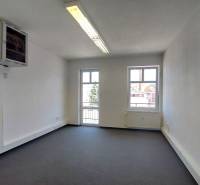 Prenájom kancelárie 70 m2 - Nám. sv. Anny, Trenčín - Priestranná kancelária s oknami, svetlým stropom a zásuvkami, ideálna pre produktívnu prácu.