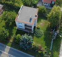 Veľký 6 izbový rodinný dom - Rakoľuby - Rodinný dom v Rakoľuboch, Nové Mesto nad Váhom, obklopený záhradou a susedstvom.
