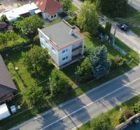 Veľký 6 izbový rodinný dom - Rakoľuby - Rodinný dom v Rakoľuboch v Novom Meste nad Váhom obklopený zeleňou a ulicou.