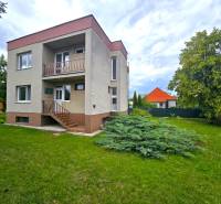 Veľký 6 izbový rodinný dom - Rakoľuby - Dvojpodlažný rodinný dom v Novom Meste nad Váhom s trávnikom a stromom.