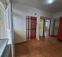 Veľký 6 izbový rodinný dom - Rakoľuby - Interiér rodinného domu s otvárateľným oknom, dverami, vešiakmi a dlažbou.