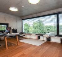 NADŠTANDARDNÝ 6i RD s bazénom, pozemok 1583 m2, BA V.-Rusovce - Pracovňa v rodinnom dome s veľkým oknom a drevenou podlahou, moderný nábytok, výhľad na stromy.