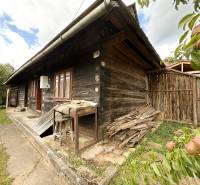 Exkluzívne na predaj drevenica s pozemkom 406 m2, Papradno - Drevená chata v Papradne so zásobou dreva a ovocnými stromami na dvore.