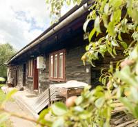 Exkluzívne na predaj drevenica s pozemkom 406 m2, Papradno - Drevená chata v Papradne obklopená prírodou, s vidieckou atmosférou a zeleným trávnikom.