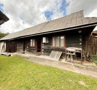 Exkluzívne na predaj drevenica s pozemkom 406 m2, Papradno - Drevená chata v Papradne s trávnatým okolím a dreveným plotom.