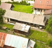 Exkluzívne na predaj drevenica s pozemkom 406 m2, Papradno - Rustikálna chata v Papradne obklopená zeleňou a vedľajšími budovami.