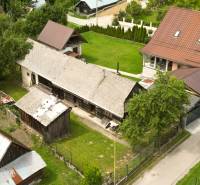 Exkluzívne na predaj drevenica s pozemkom 406 m2, Papradno - Chata v Papradne obklopená zeleňou a priľahlými stavbami z vtáčej perspektívy.