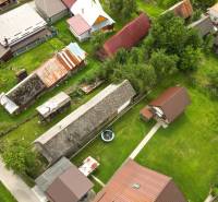 Exkluzívne na predaj drevenica s pozemkom 406 m2, Papradno - Letecký pohľad na dedinské chaty obklopené zeleňou v Papradne.